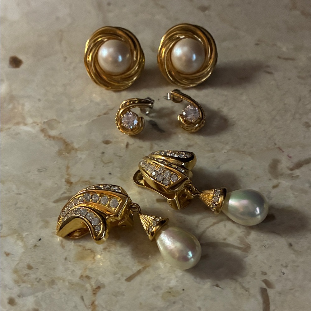 Elegant Gold tone and Pearl Earring Set
Costume